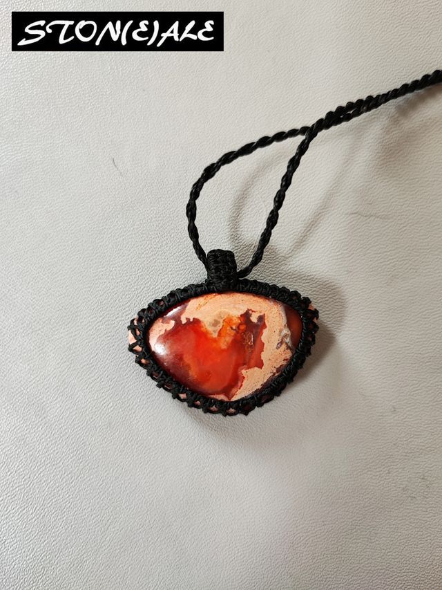 Collana con ciondolo in macrame con opale di fuoco