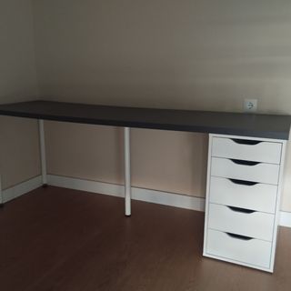 Escritorio gris y blanco - 2m x 0.60m