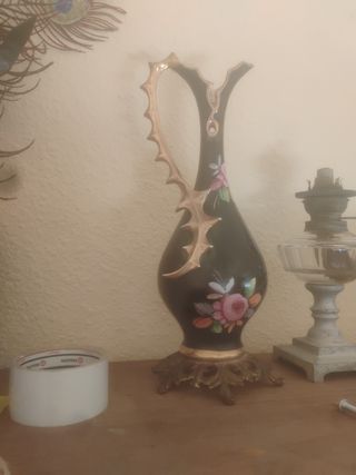 Jarrón antiguo con rosas