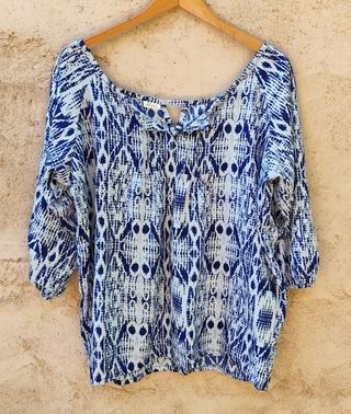 Blusa estampado Ikat azul y blanca