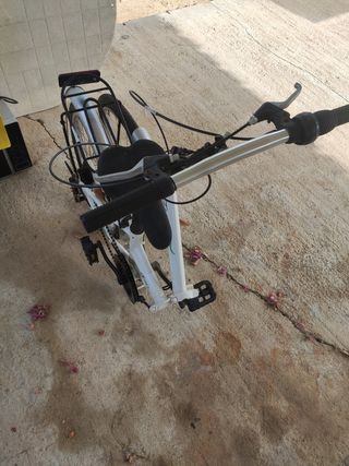 Bicicleta plegable blanca