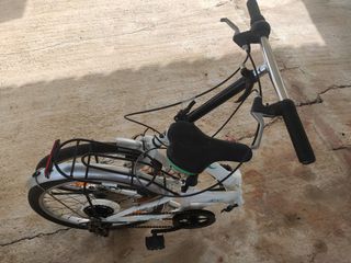 Bicicleta plegable blanca