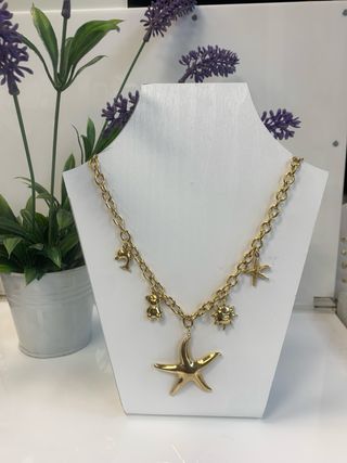 Collar dorado con charms