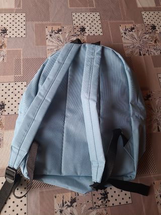 Mochila azul y blanca
