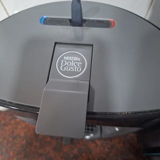 Cafetera Krups Dolce Gusto.
caja para tazas y cafe