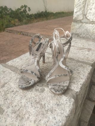 Sandalias tacón Zara serpiente