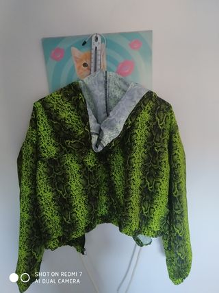 Chaqueta chubasquero Primark serpiente verde M