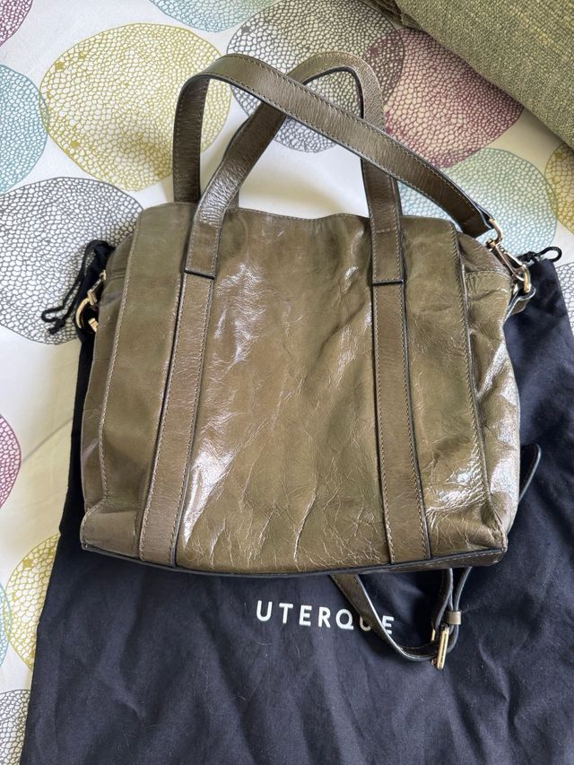 Bolso Uterqüe acharolado doble asa