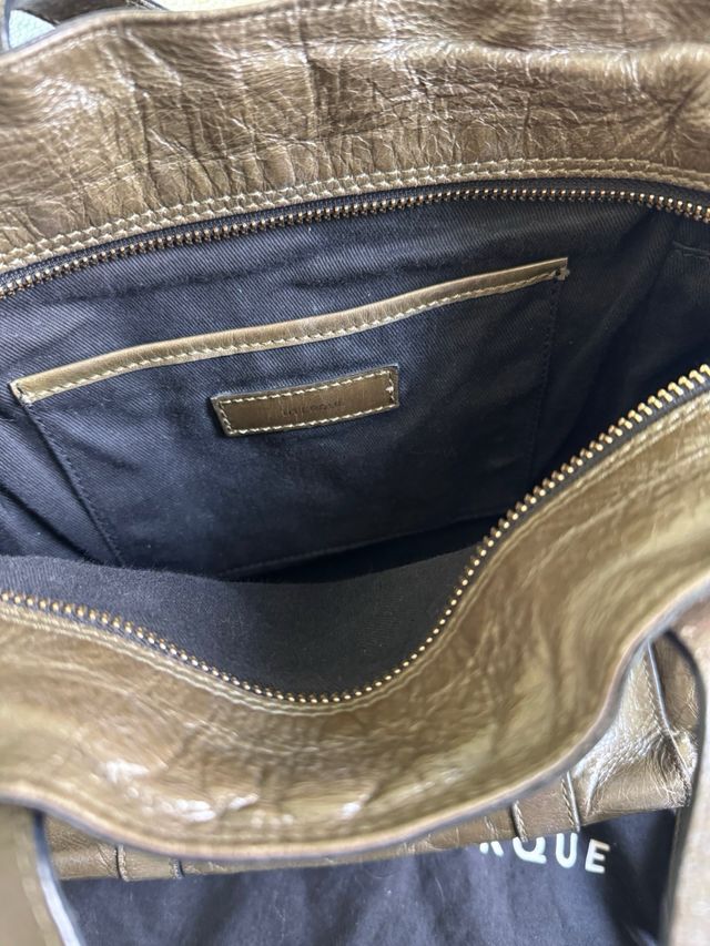 Bolso Uterqüe acharolado doble asa