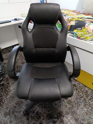 Silla gaming negra - Oficina