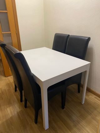 Mesa blanca extensible + 4 sillas negras