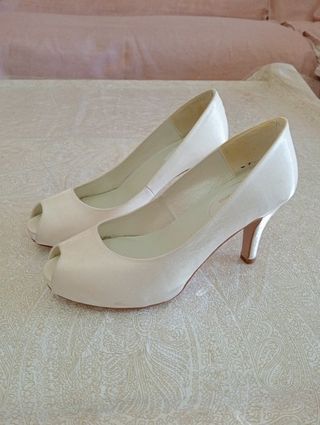 Zapatos boda blancos elegantes