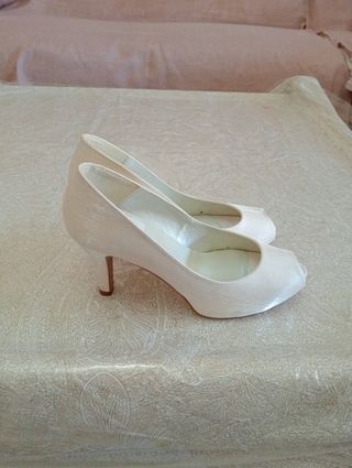 Zapatos boda blancos elegantes