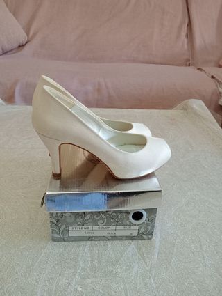 Zapatos boda blancos elegantes