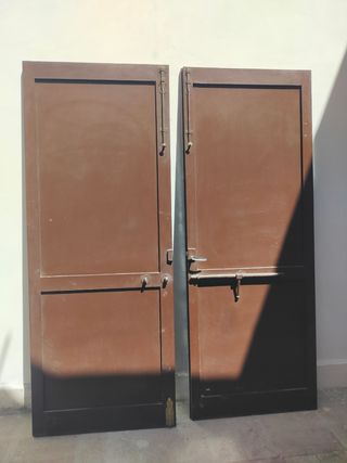 Puertas de madera con cerrojo.
