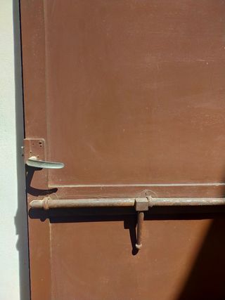Puertas de madera con cerrojo.