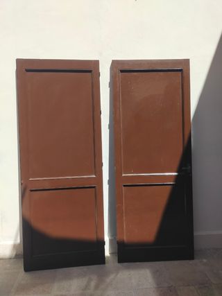 Puertas de madera con cerrojo.