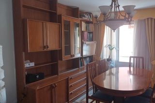 Mesa comedor ovalada + 6 sillas + estantería 