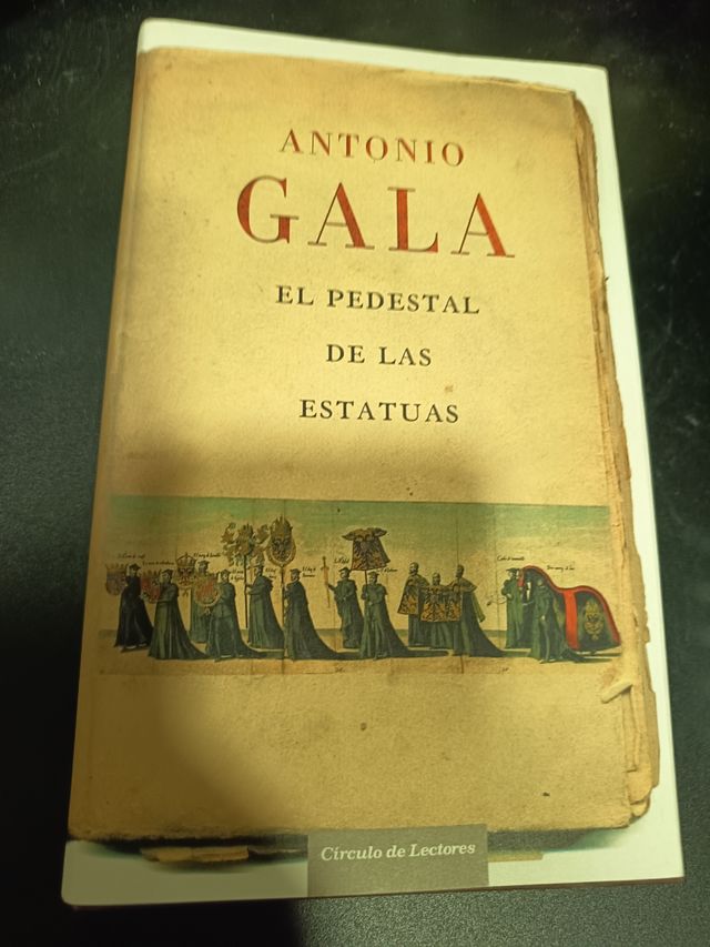 El pedestal de las estatuas