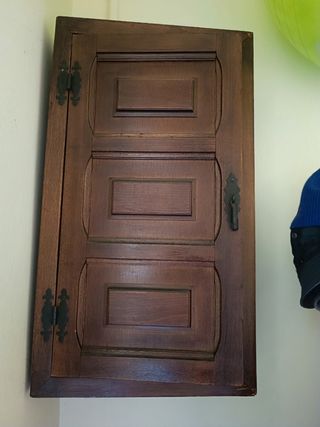 Armario madera marrón antiguo
