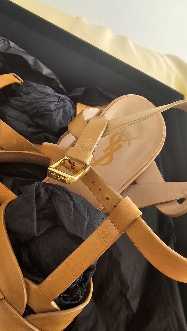 Yves Saint Laurent Sandalias Beige