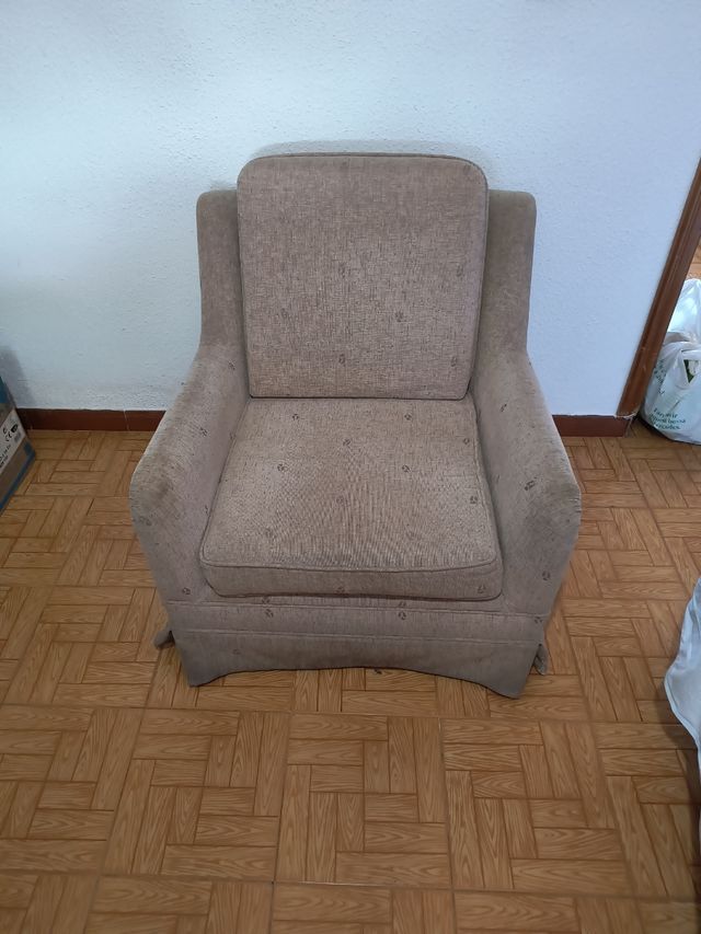 Butaca beige tela y madera, vintage.