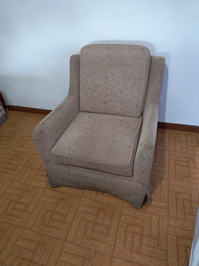 Butaca beige tela y madera, vintage.