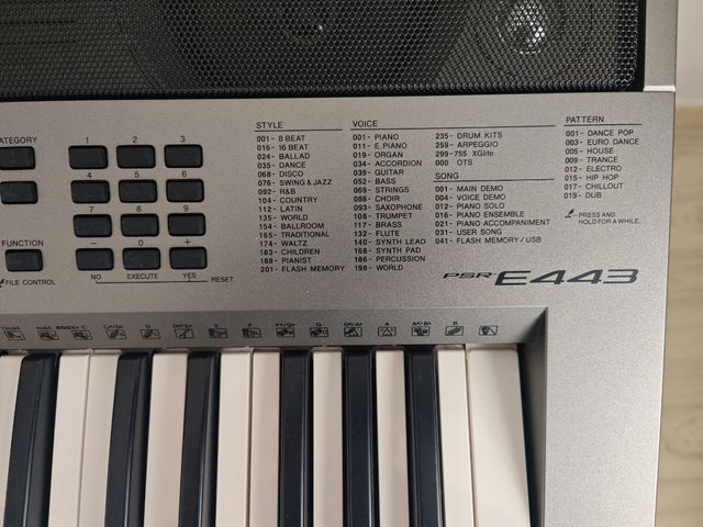 Yamaha PSR-E443