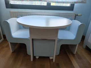 Mesa infantil + 2 sillas, de madera
