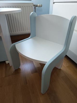 Mesa infantil + 2 sillas, de madera