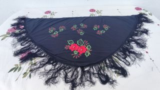 2 mantones de manila, bordados con flores