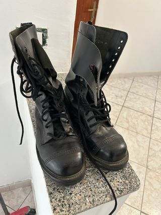 Stivali neri alti stringati