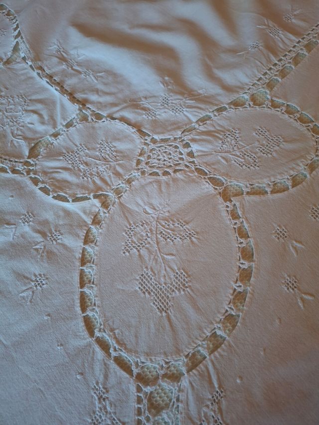 Precioso, un mantel  bordado a mano