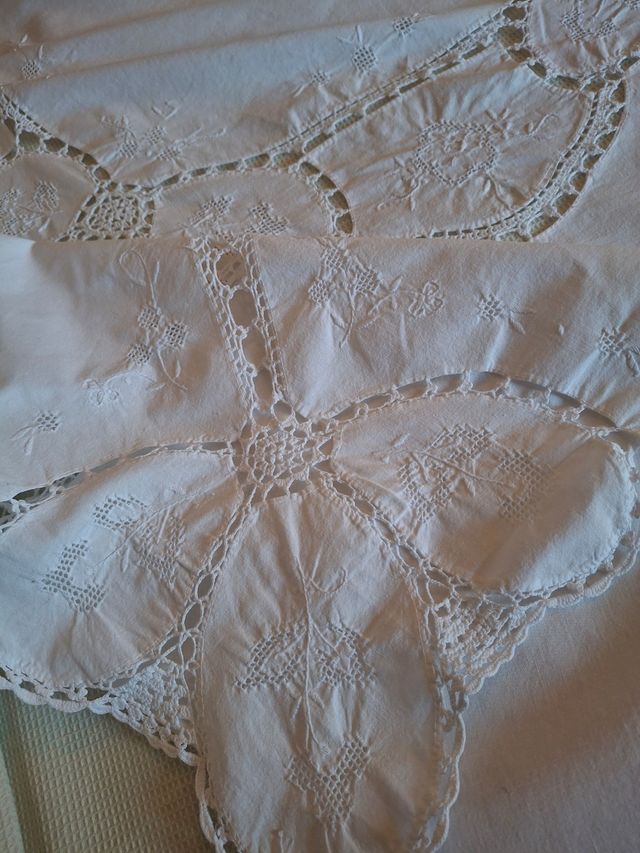 Precioso, un mantel  bordado a mano