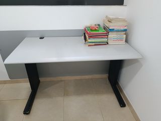Mesa oficina metal blanco-negro