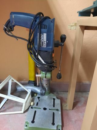Taladro AEG 500W con soporte