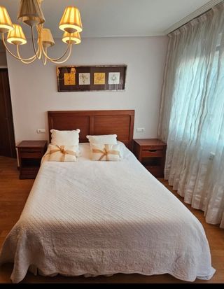 Cabecero + 2 mesitas noche madera maciza