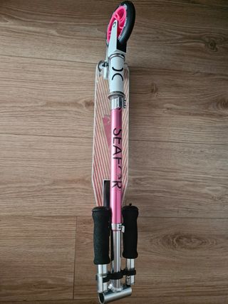 Patinete Seafor rosa, plegable, con marcas de uso.