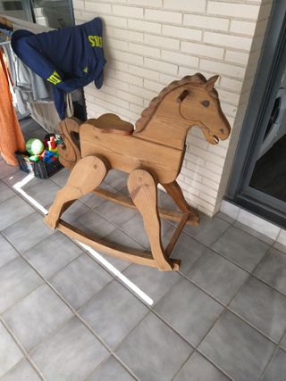 Caballito balancín madera infantil
