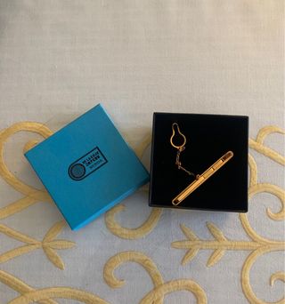 Pasador de corbata dorado