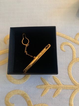 Pasador de corbata dorado