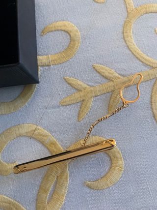 Pasador de corbata dorado