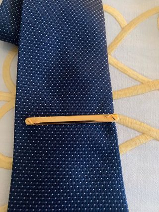 Pasador de corbata dorado