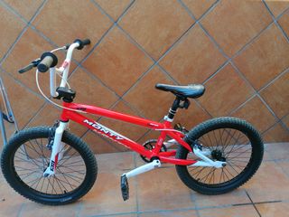 BMX Monty 20" roja y blanca con muy poco, nueva. 