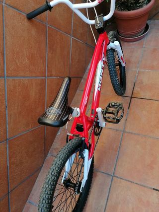 BMX Monty 20" roja y blanca con muy poco, nueva. 