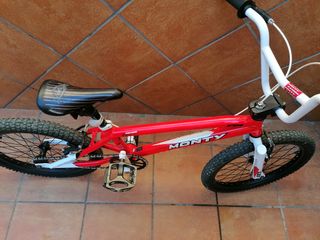 BMX Monty 20" roja y blanca con muy poco, nueva. 