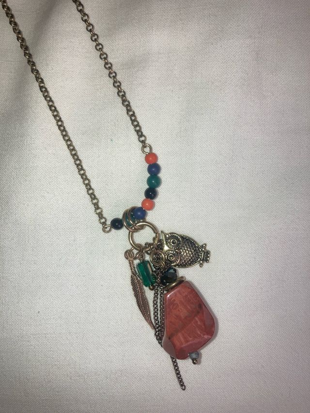 Collar con colgante multicolor