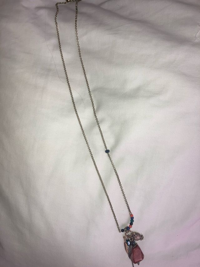 Collar con colgante multicolor