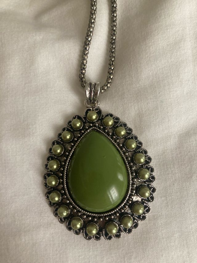 Collar con dije verde