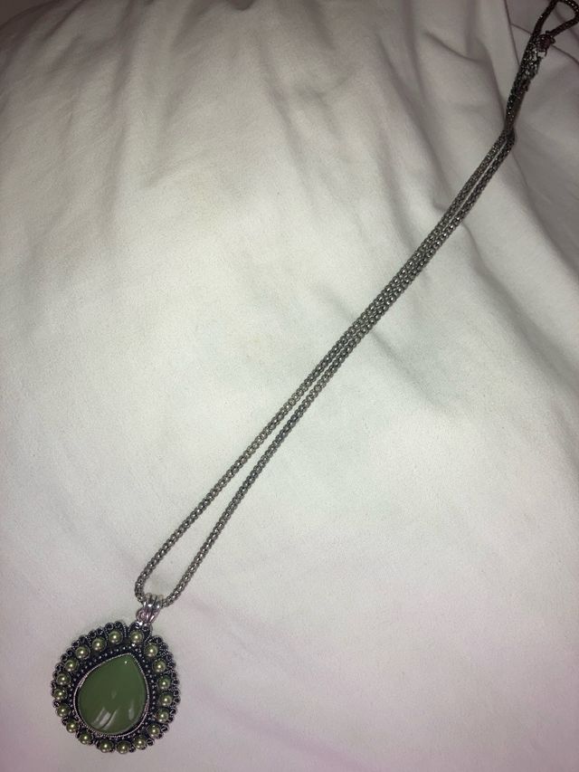 Collar con dije verde